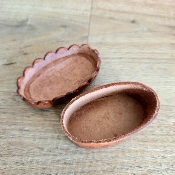 Leather hand carved small box/container/trinket box with lid. - Picture 4 of 7
